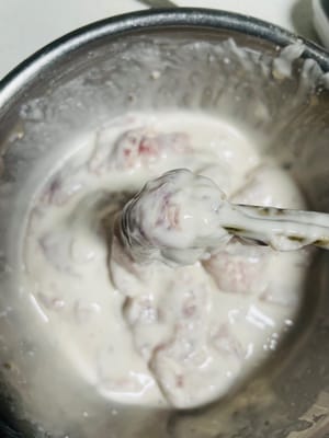 Agregue 100 g de almidón de batata a la carne marinada, luego agregue 80-100 g de agua en tandas, revolviendo hasta que la carne esté cubierta con la masa de almidón y la consistencia sea como yogur, casi líquida pero no del todo.