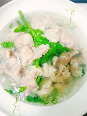 Lave los brotes de guisantes y colóquelos en el fondo de un bol. Coloque las lonchas de cerdo cocidas encima. Vuelva a hervir el agua de la olla, viértala sobre las lonchas de cerdo y espolvoree con bayas de goji antes de servir.