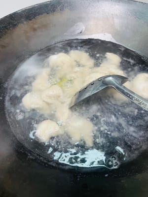 Poner abundante agua en una olla, añadir 5 g de sal, pimienta y un trozo de jengibre. Cuando el agua esté a punto de hervir (burbujeando, pero sin llegar a hervir), separar los trozos de carne rebozados y echarlos a la olla uno a uno. Una vez que los trozos de carne estén cuajados, presionarlos con cuidado; si suben a la superficie, cocinar durante 3 minutos más.