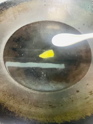 Poner abundante agua en una olla, añadir 5 g de sal, pimienta y un trozo de jengibre. Cuando el agua esté a punto de hervir (burbujeando, pero sin llegar a hervir), separar los trozos de carne rebozados y echarlos a la olla uno a uno. Una vez que los trozos de carne estén cuajados, presionarlos con cuidado; si suben a la superficie, cocinar durante 3 minutos más.