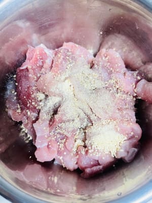 Agregue jengibre, 2 g de pimienta blanca en polvo, 3 g de sal y 2 g de caldo de pollo a la carne cortada, mezcle bien y deje marinar durante 30 minutos. Después de marinar, retire y deseche las rodajas de jengibre.