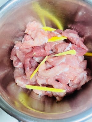 Agregue jengibre, 2 g de pimienta blanca en polvo, 3 g de sal y 2 g de caldo de pollo a la carne cortada, mezcle bien y deje marinar durante 30 minutos. Después de marinar, retire y deseche las rodajas de jengibre.