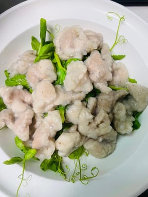 Lave los brotes de guisantes y colóquelos en el fondo de un bol. Coloque las lonchas de cerdo cocidas encima. Vuelva a hervir el agua de la olla, viértala sobre las lonchas de cerdo y espolvoree con bayas de goji antes de servir.