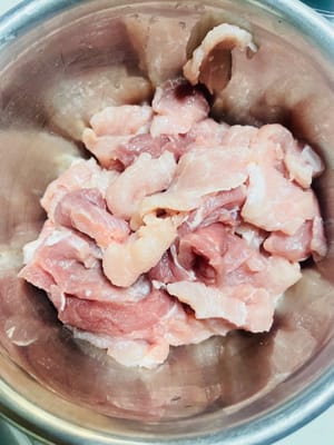 Cortar la carne de cerdo en rodajas finas del grosor de una moneda y reservar.