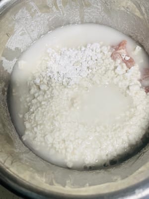 Agregue 100 g de almidón de batata a la carne marinada, luego agregue 80-100 g de agua en tandas, revolviendo hasta que la carne esté cubierta con la masa de almidón y la consistencia sea como yogur, casi líquida pero no del todo.