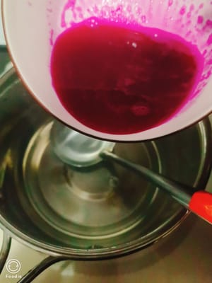 起锅烧水,水开倒入白砂糖,白凉粉,再倒入果汁搅拌均匀,