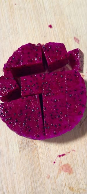 火龙果去皮切成小方块,放在果汁机里打成汁