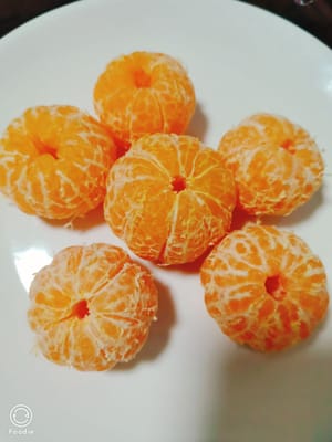 橘子去皮用筷子穿起来,拿一个矿泉水瓶放在瓶子里。