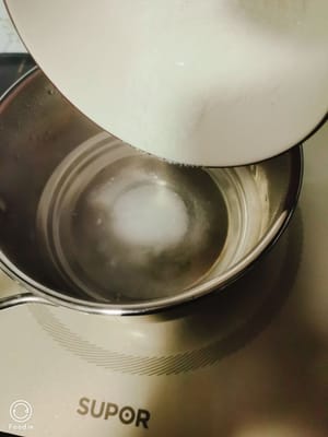 起锅烧水,水开倒入白砂糖,白凉粉,再倒入果汁搅拌均匀,