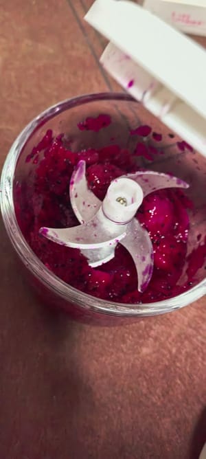 火龙果去皮切成小方块,放在果汁机里打成汁