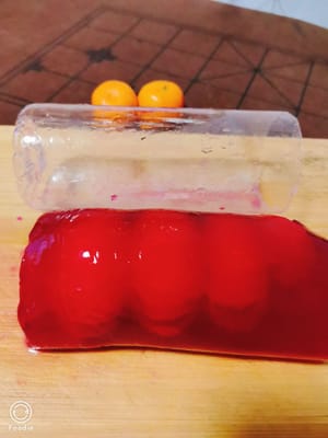 冷透了,从瓶子里轻轻的倒出来再用刀切成厚片装盘即可,完成