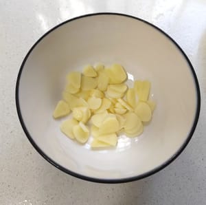 蒜切片备用。