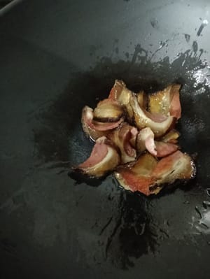 翻炒出油脂盛碟