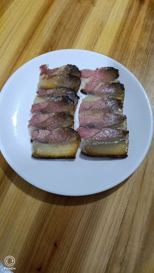 腊肉切成薄片。