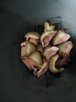 起锅打火倒入切好的肉片