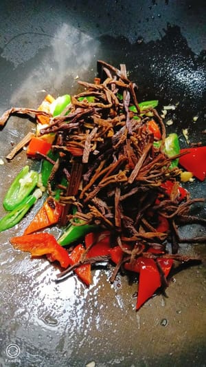 再倒入备好的蕨菜，继续翻炒1~2分钟