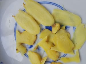 薑切片備用。