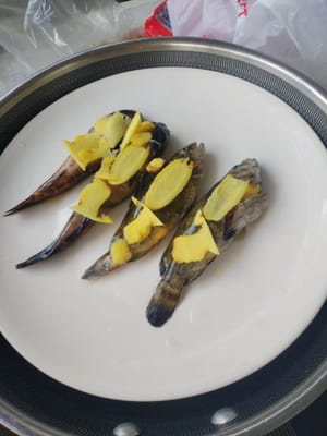 把薑片放在桂魚上面，鍋子燒水，上架開始蒸8分鐘。