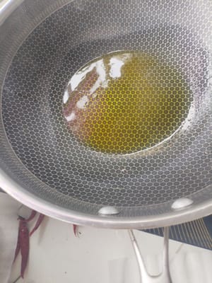 起鍋燒油滾燙。