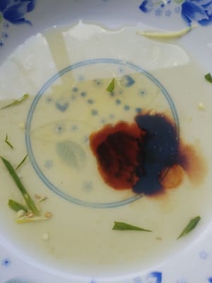 在蒸魚湯裡加一匙生抽攪拌均勻。