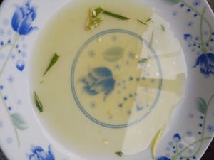 倒出蒸煮魚的湯汁備用。