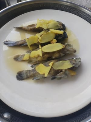 把蒸好的魚出鍋。