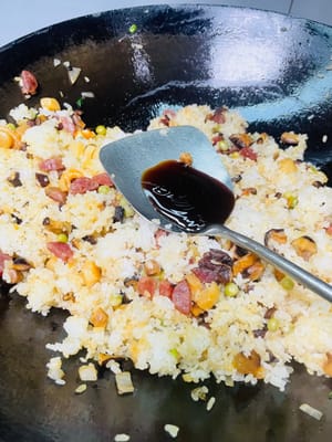 Den gedämpften Klebreis und die restlichen Zutaten in einen Topf geben, kurz anbraten und dann 1 Esslöffel helle Sojasauce, 1 Teelöffel Salz und 1 Esslöffel Austernsauce zum Würzen hinzufügen. Zum Schluss mit gerösteten Erdnüssen und gehackten Frühlingszwiebeln bestreuen, gut vermischen und genießen!