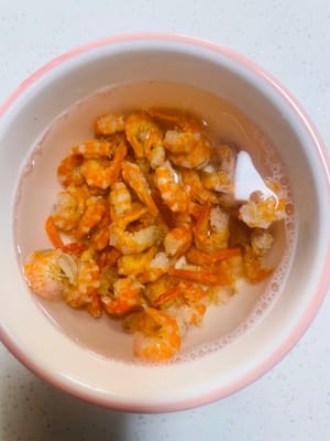 Getrocknete Garnelen drei bis vier Stunden in Wasser einweichen, bis sie vollständig weich sind, dann abtropfen lassen und beiseite stellen.