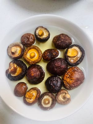 Shiitake-Pilze 6 Stunden einweichen, waschen, überschüssiges Wasser ausdrücken und würfeln. Beiseite stellen.