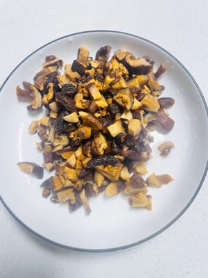 Shiitake-Pilze 6 Stunden einweichen, waschen, überschüssiges Wasser ausdrücken und würfeln. Beiseite stellen.