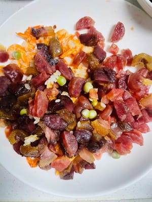 Zuerst das gedämpfte, gepökelte Schweinefleisch und die Wurst herausnehmen. Der Klebreis ist jetzt aromatisch und duftet herrlich. Am liebsten würde ich streiken und ihn einfach nur präsentieren!