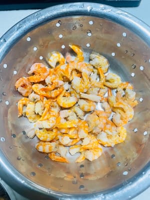 Getrocknete Garnelen drei bis vier Stunden in Wasser einweichen, bis sie vollständig weich sind, dann abtropfen lassen und beiseite stellen.