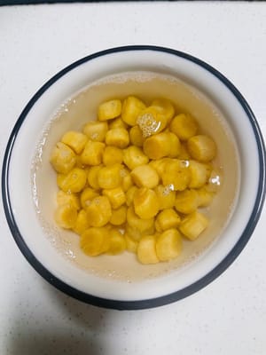 Getrocknete Jakobsmuscheln 1 Stunde in Wasser einweichen, bis sie weich sind, dann abtropfen lassen und beiseite stellen.