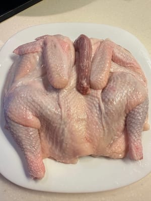 먼저 닭고기를 납작하게 잘라 굽기 쉽게 합니다.