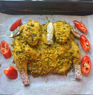 양념에 재운 후, 베이킹 트레이에 유산지를 깔고 그 위에 옮겨 담습니다. 닭다리와 날개 끝부분이 타는 것을 방지하기 위해 알루미늄 호일로 감싸도 좋습니다.