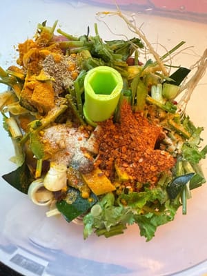 그 다음, 모든 재료를 함께 갈아서 양념 소스를 준비하세요.