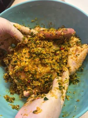 닭고기에 소스를 골고루 발라 5분간 재워둡니다.