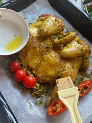 오븐에서 꺼낸 후 닭고기에 녹인 버터를 얇게 발라 윤기를 더해 주세요.