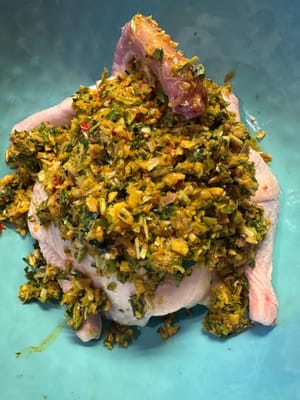 닭고기에 소스를 골고루 발라 5분간 재워둡니다.