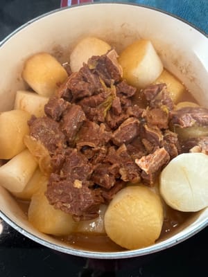 Après 1 heure et 20 minutes, ajoutez le radis haché et laissez cuire encore 40 minutes.