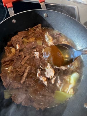 Ajoutez la pâte de sésame. Goûtez le bouillon et salez si nécessaire.