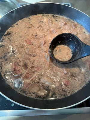 Écumez la mousse jusqu'à ébullition de l'eau.