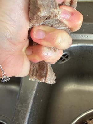 Presser le bœuf pour en extraire l'excédent d'eau.