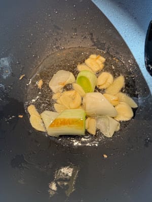 Faire sauter jusqu'à ce qu'ils soient dorés, puis réduire le feu à doux.