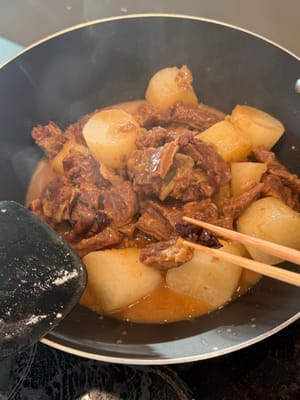 Après 40 minutes, remettre le tout dans la casserole, retirer l’anis étoilé et faire réduire la sauce à feu vif.
