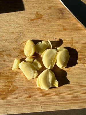 Écrasez les gousses d'ail avec un couteau.