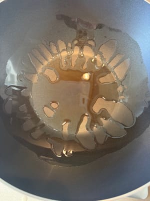 Versez de l'huile sur le bord de la poêle.