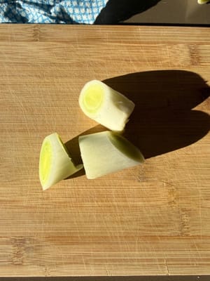 Coupez les oignons verts en trois morceaux.