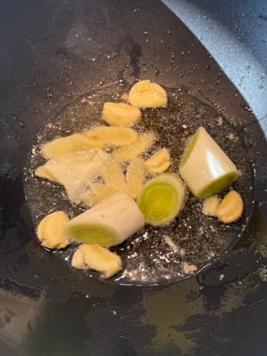 Une fois que l’huile commence à frémir, baissez le feu à moyen.