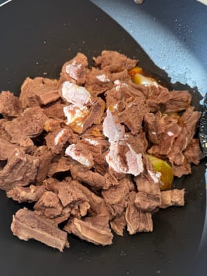 Dès que vous sentez l’arôme, ajoutez le bœuf et l’anis étoilé, mélangez bien, puis augmentez le feu.